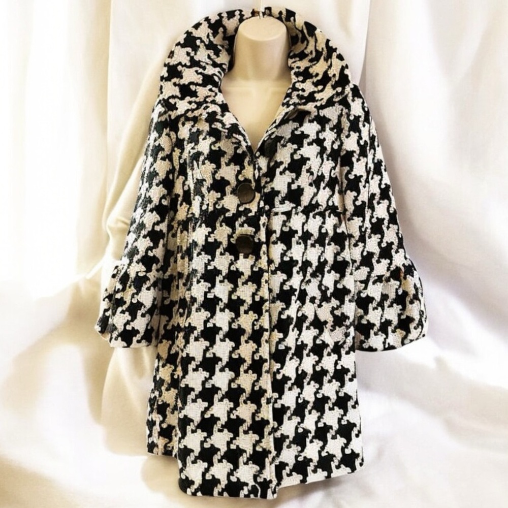 SIZE Small…….CHIME……Sweet Black & White Woven Houndstooth Coat. Pre Loved